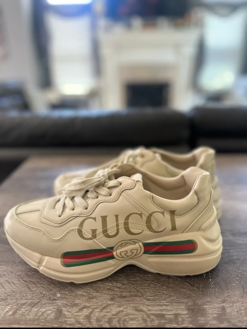 Gucci Cream Leather Sneakers with Green & Red Web Stripe - Picture 2 of 4